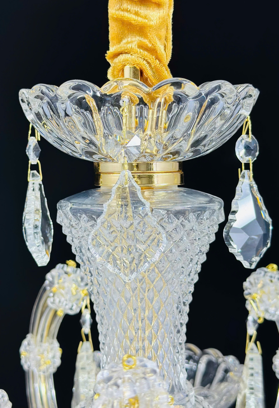 chi tiết thân Đèn chùm pha lê trắng thân vàng DC0089