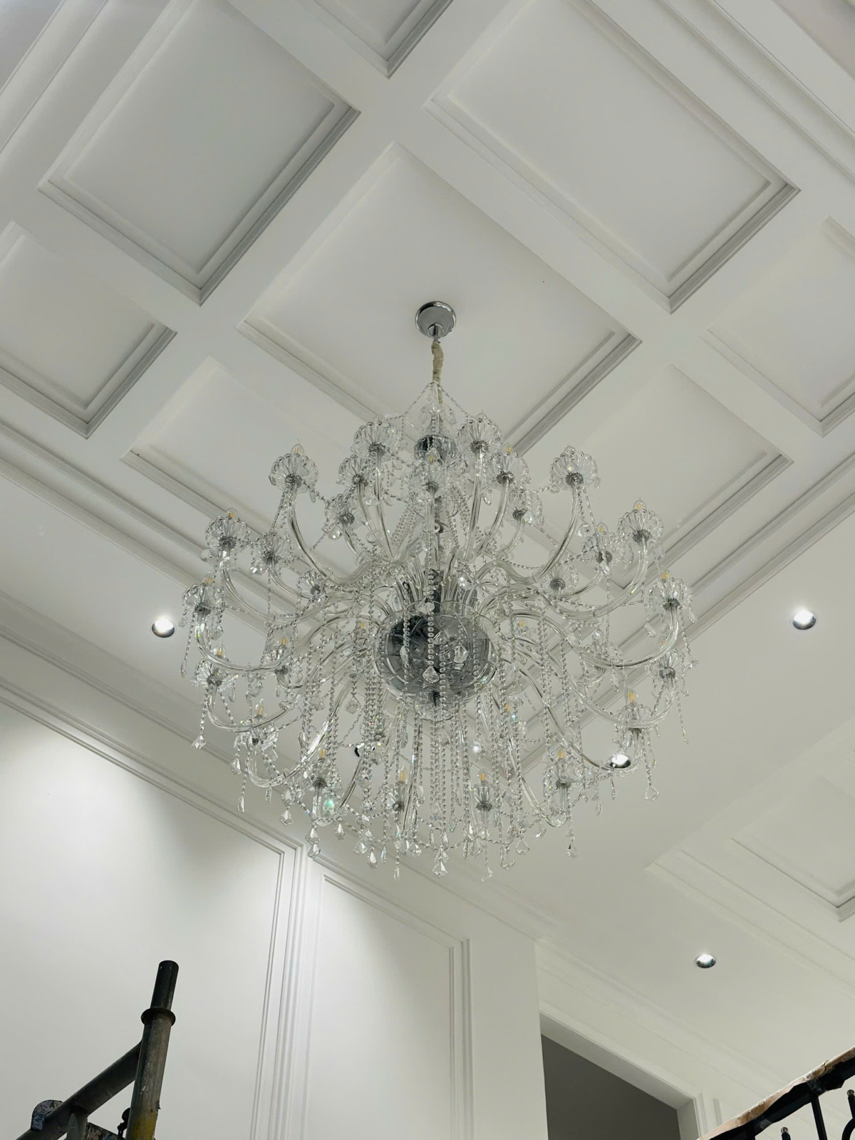 Đèn chùm pha lê trong suốt đường kính 1,4m DC1057T32 chưa bật điện