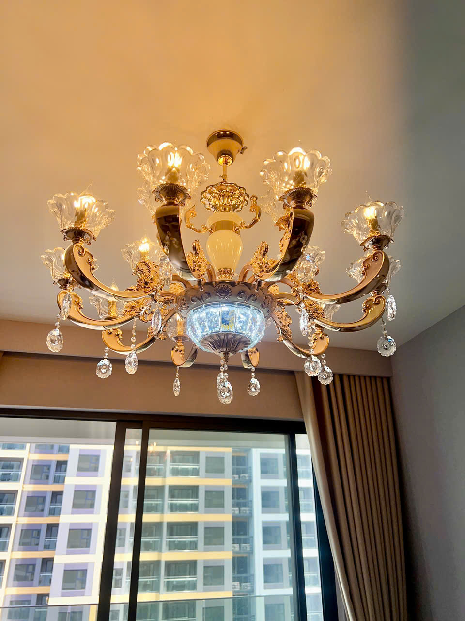 Đèn chùm trang trí tân cổ điển 15 tay DC2036T15 ánh sáng vàng