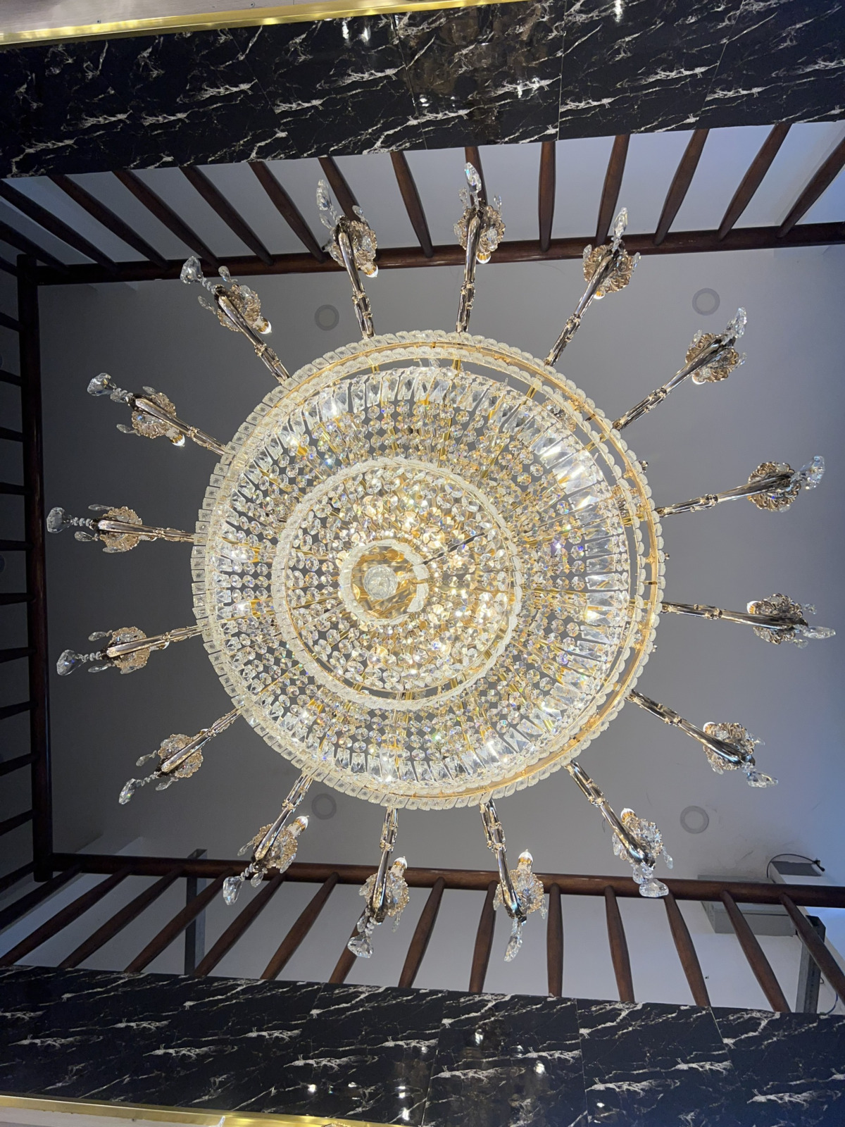 Đèn chùm thông tầng pha lê K9 cao cấp DC6237T39 nhìn từ dưới lên trần