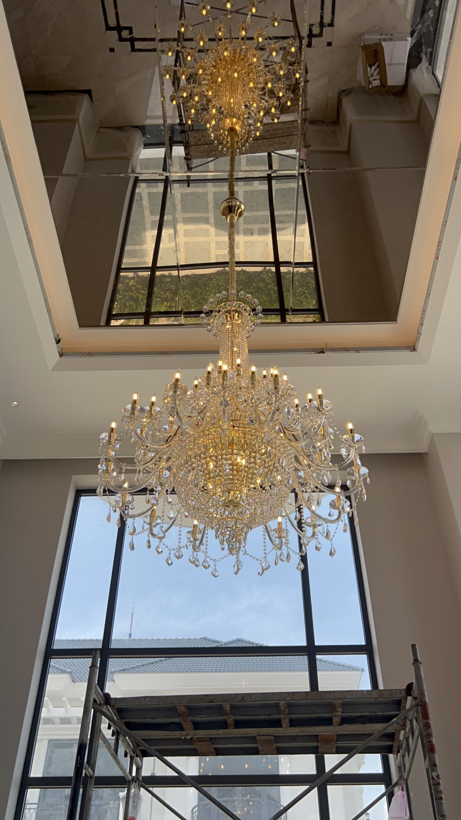 Đèn chùm pha lê ánh vàng thông tầng DC8860T48 ánh sáng vàng