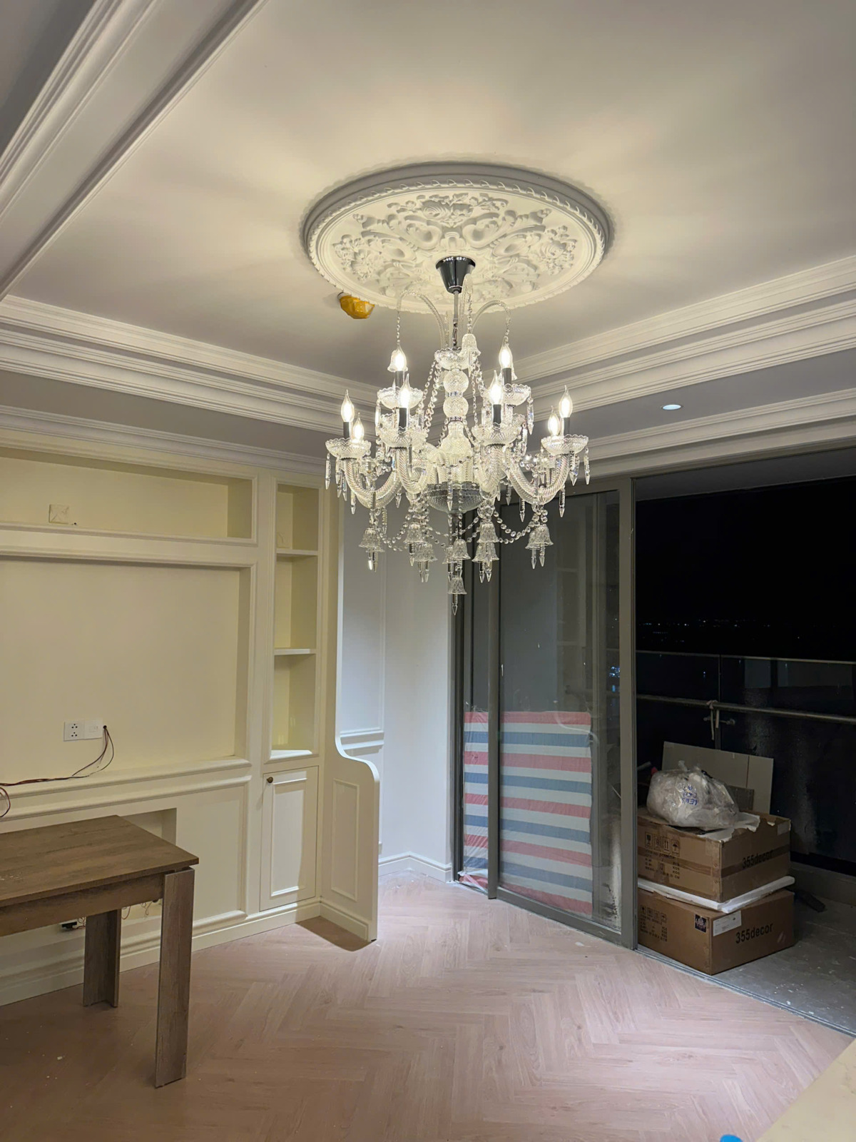 Đèn chùm pha lê trắng 12 tay DC9146T12 ánh sáng trung tính