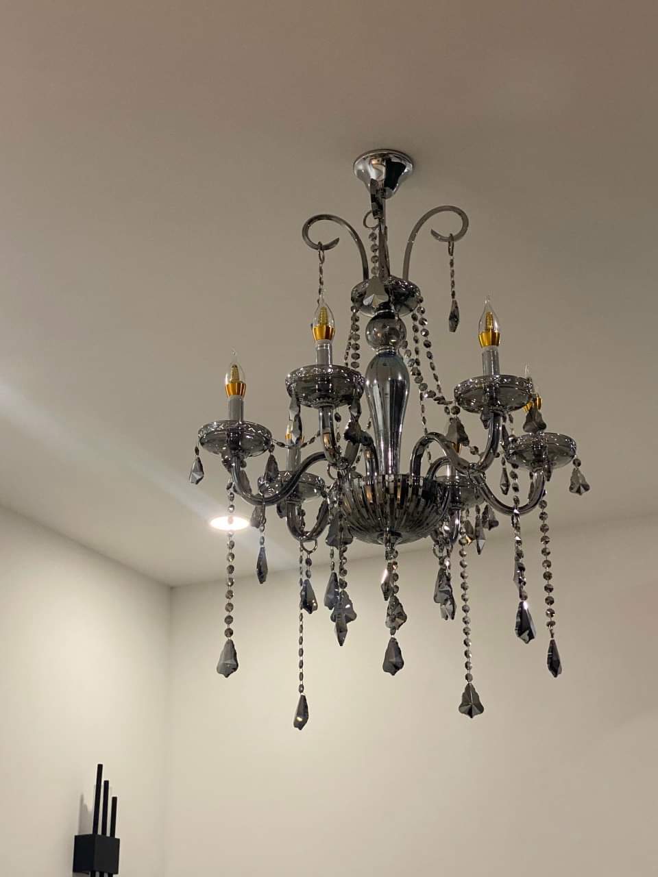 Đèn chùm pha lê màu khói xám 8 tay DC9188T8 khi tắt đèn