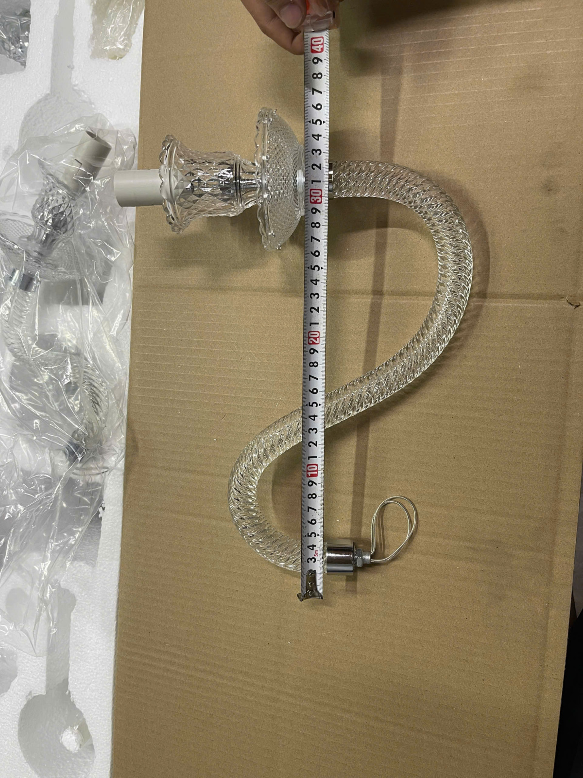 chi tiết tay đèn pha lê