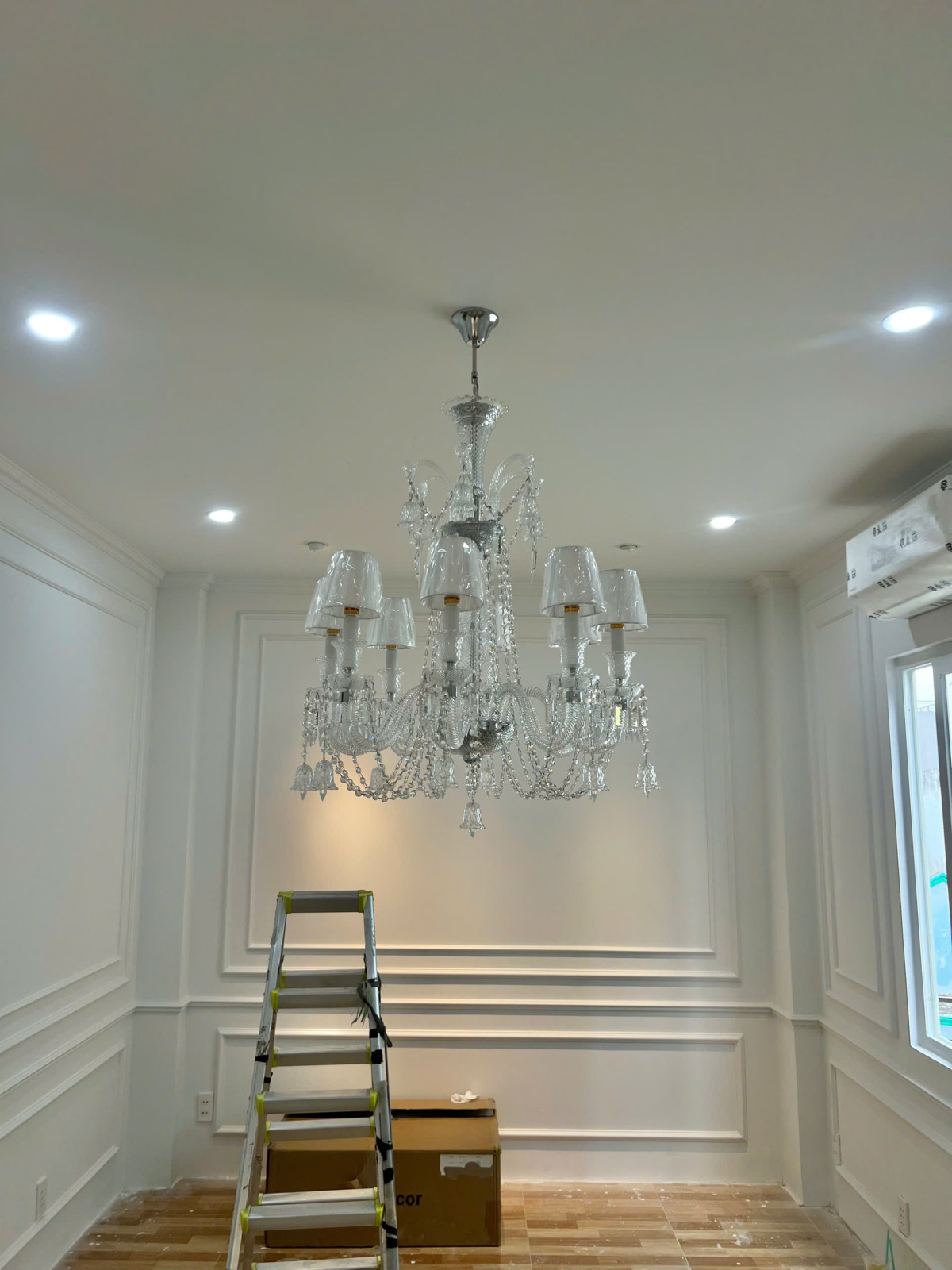 Đèn chùm pha lê cao cấp chóa vải 8 tay DC9801T8 khi tắt đèn