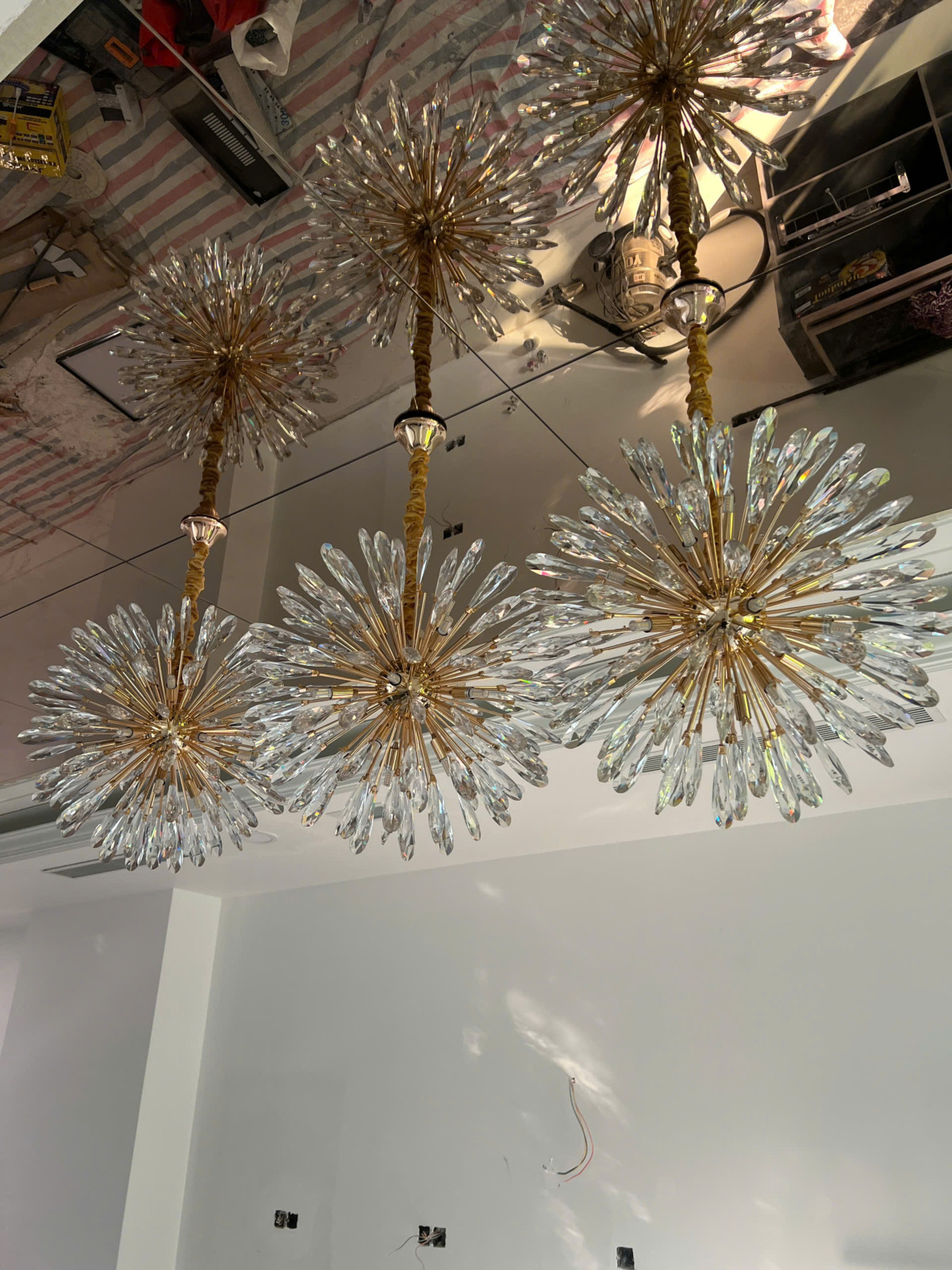 Đèn thả cầu pha lê trắng đường kính 60cm TPL104 chưa bật đèn