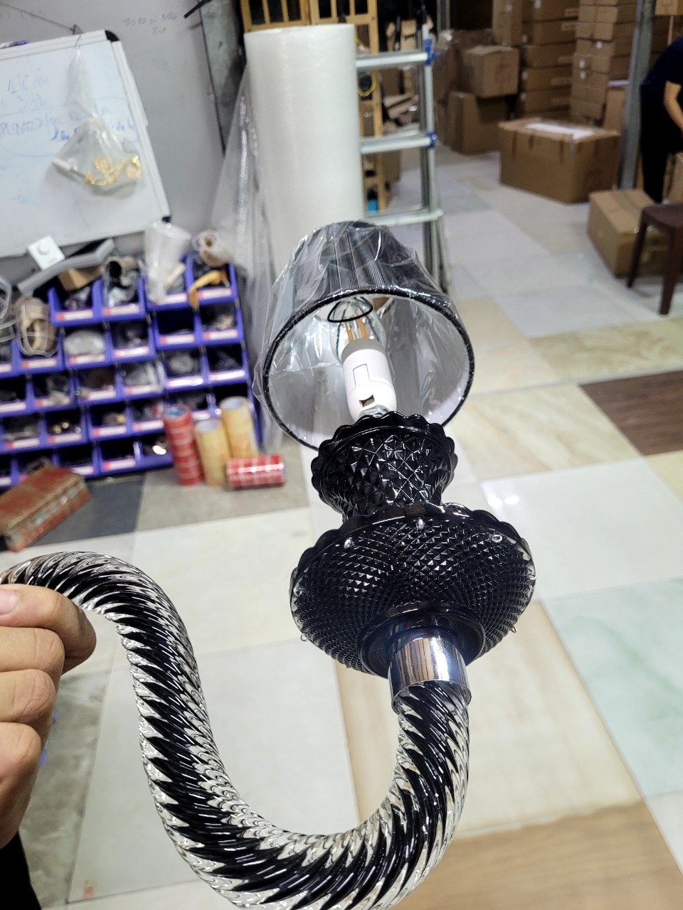 chi tiết Đèn tường pha lê đen chóa vải 1 tay VDC9809T1