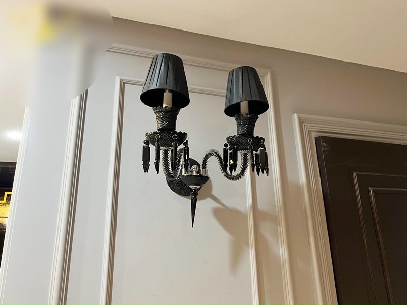 Đèn tường pha lê đen chóa vải 2 tay VDC9809T2 khi tắt đèn