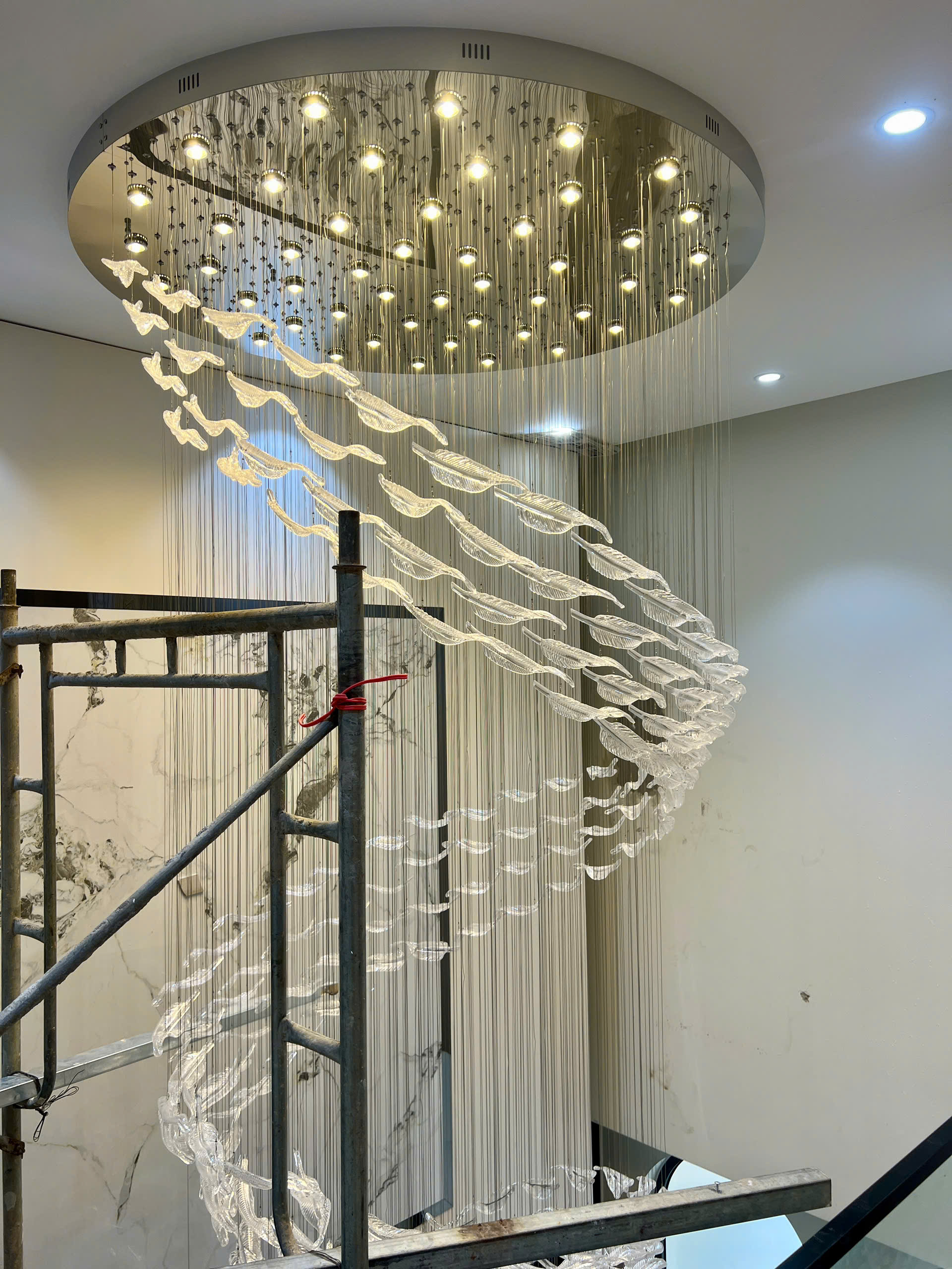 Lắp đặt đèn chùm xoắn ốc pha lê