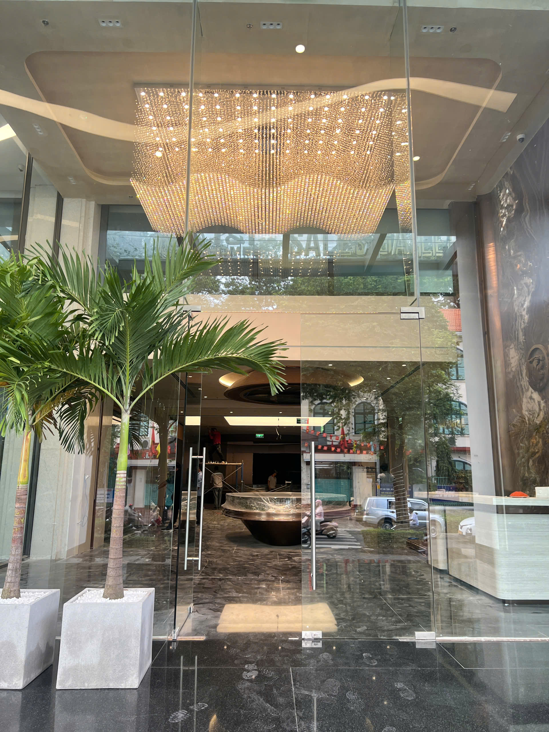 Đèn thông tầng pha lê