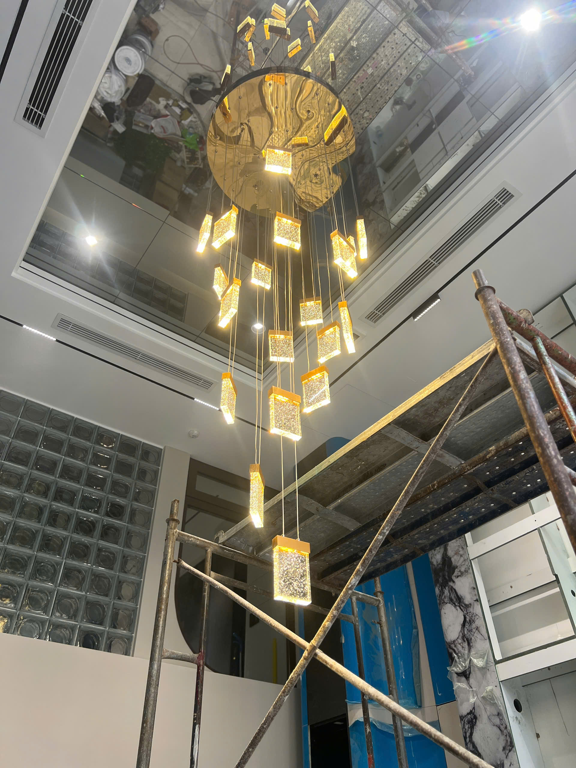 Ảnh thực tế đèn chùm thông tầng sảnh khách sạn