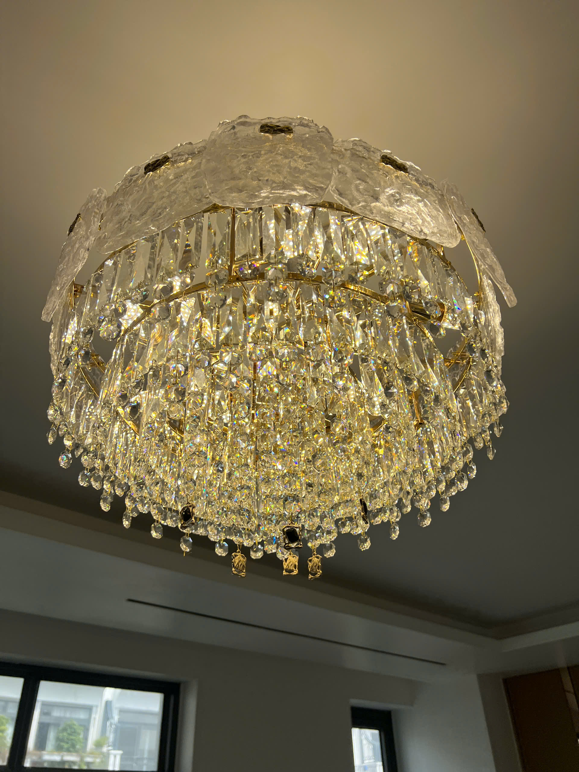 Đèn pha lê độc đáo với tấm băng tan và pha lê trong lòng tpl011t600