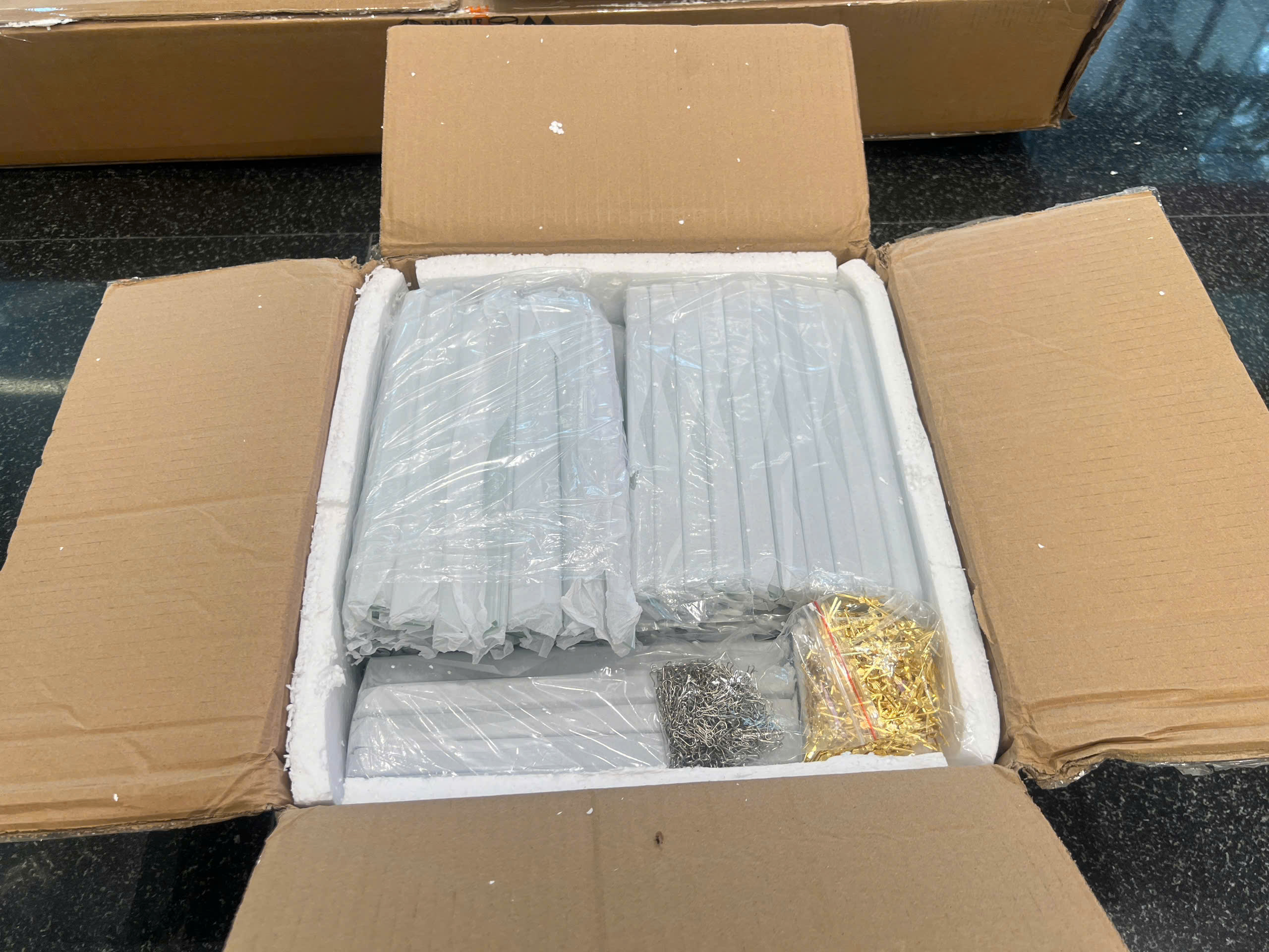 Khui hộp đèn chùm