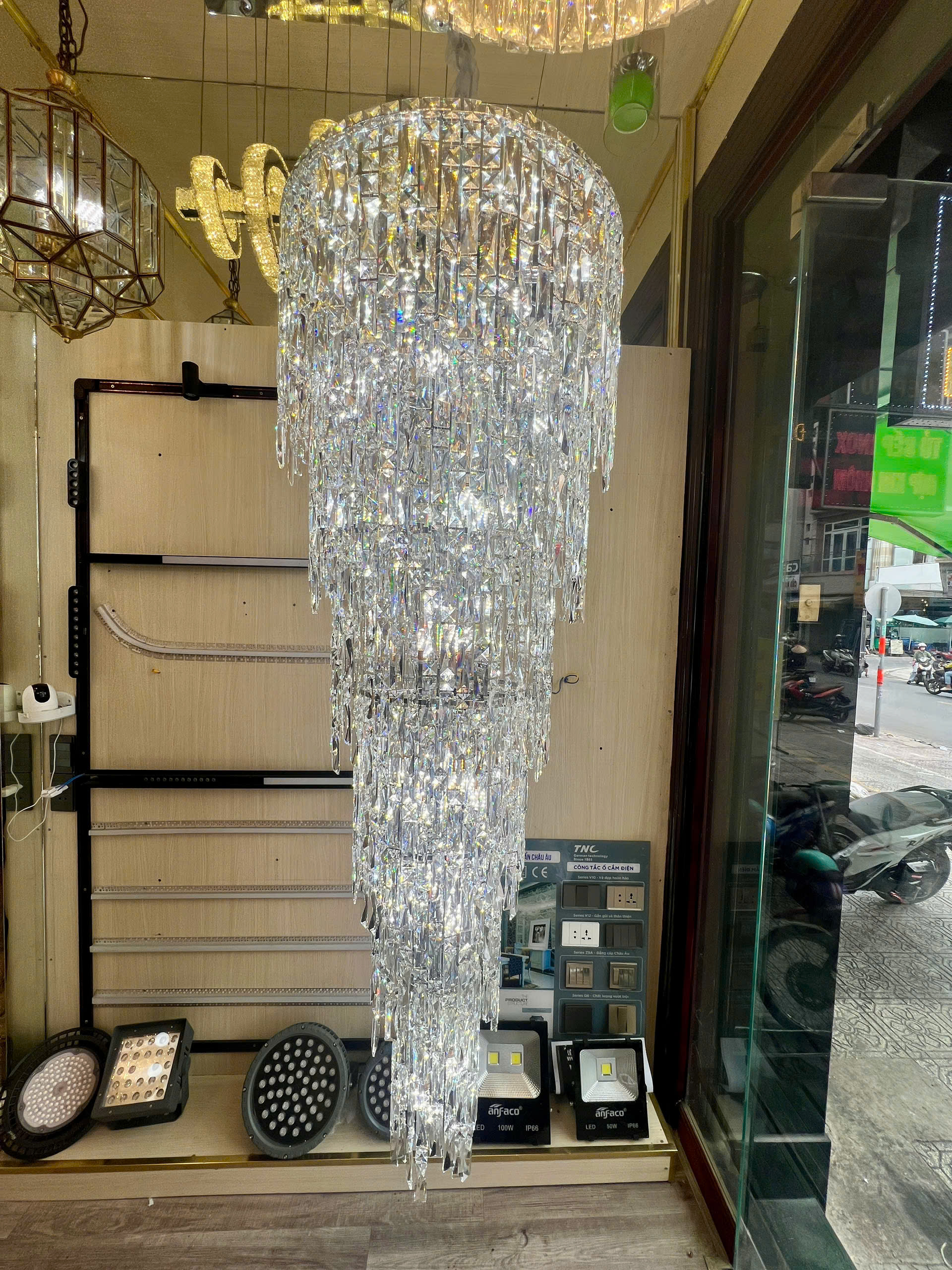 Đèn chùm pha lê ánh sáng trắng