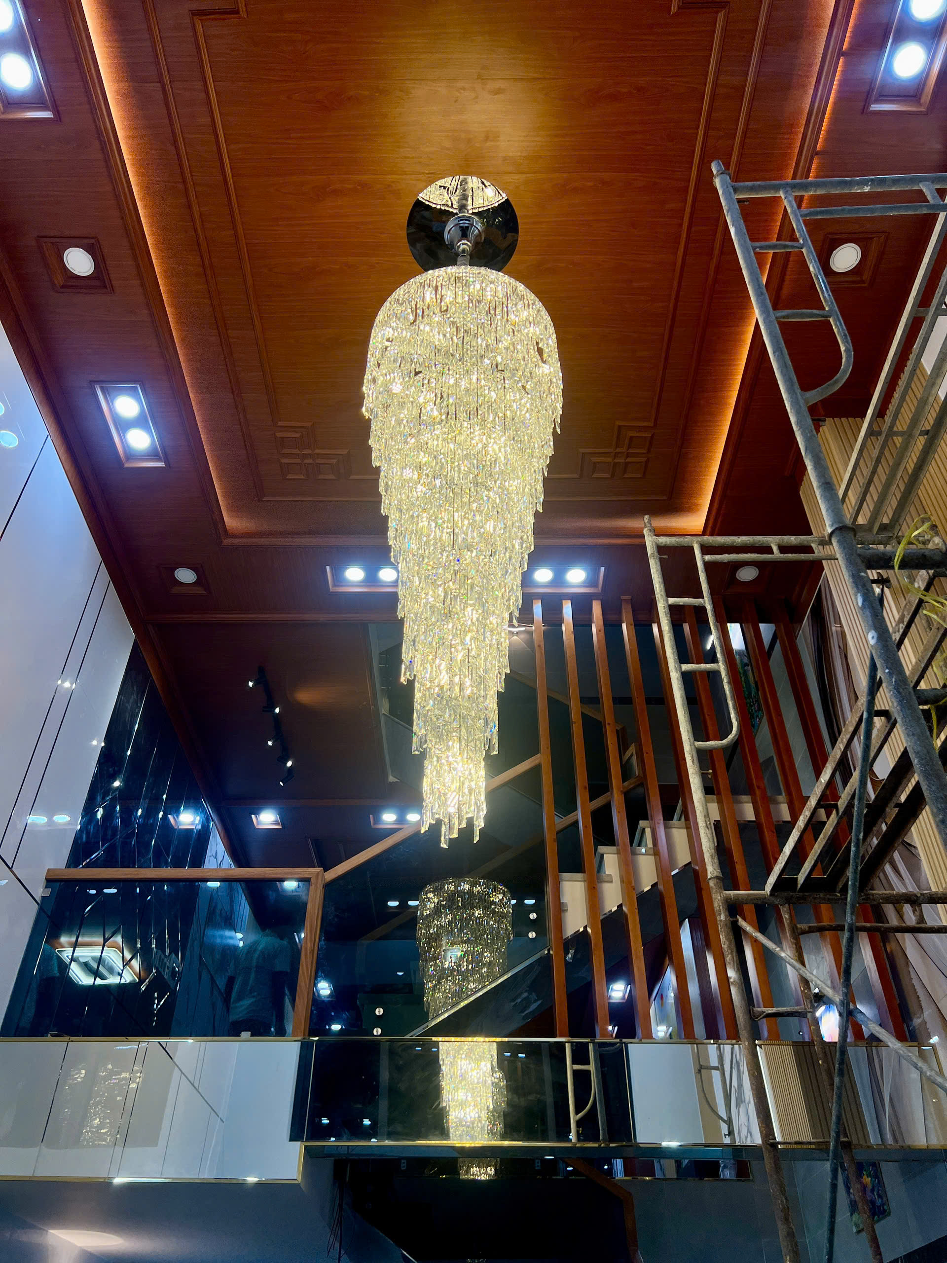 Lắp đặt đèn thông tầng pha lê