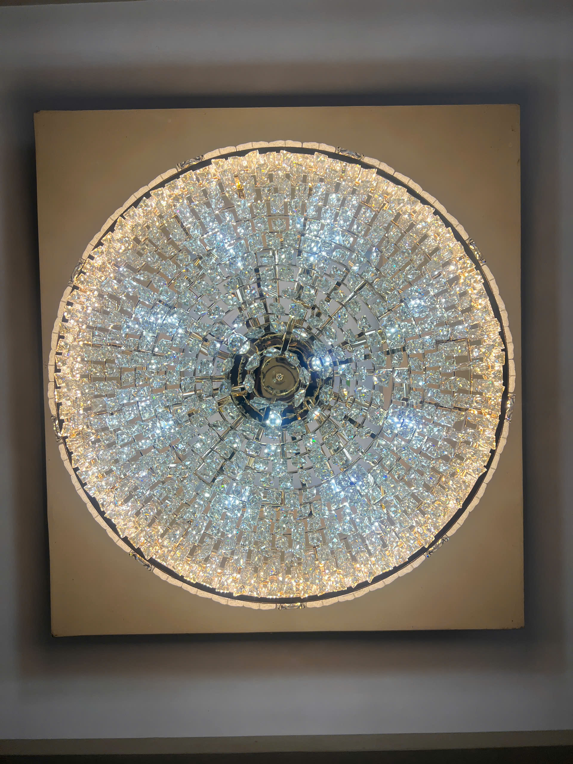 Ảnh chụp đèn chùm nhìn từ đưới lên trần nhà