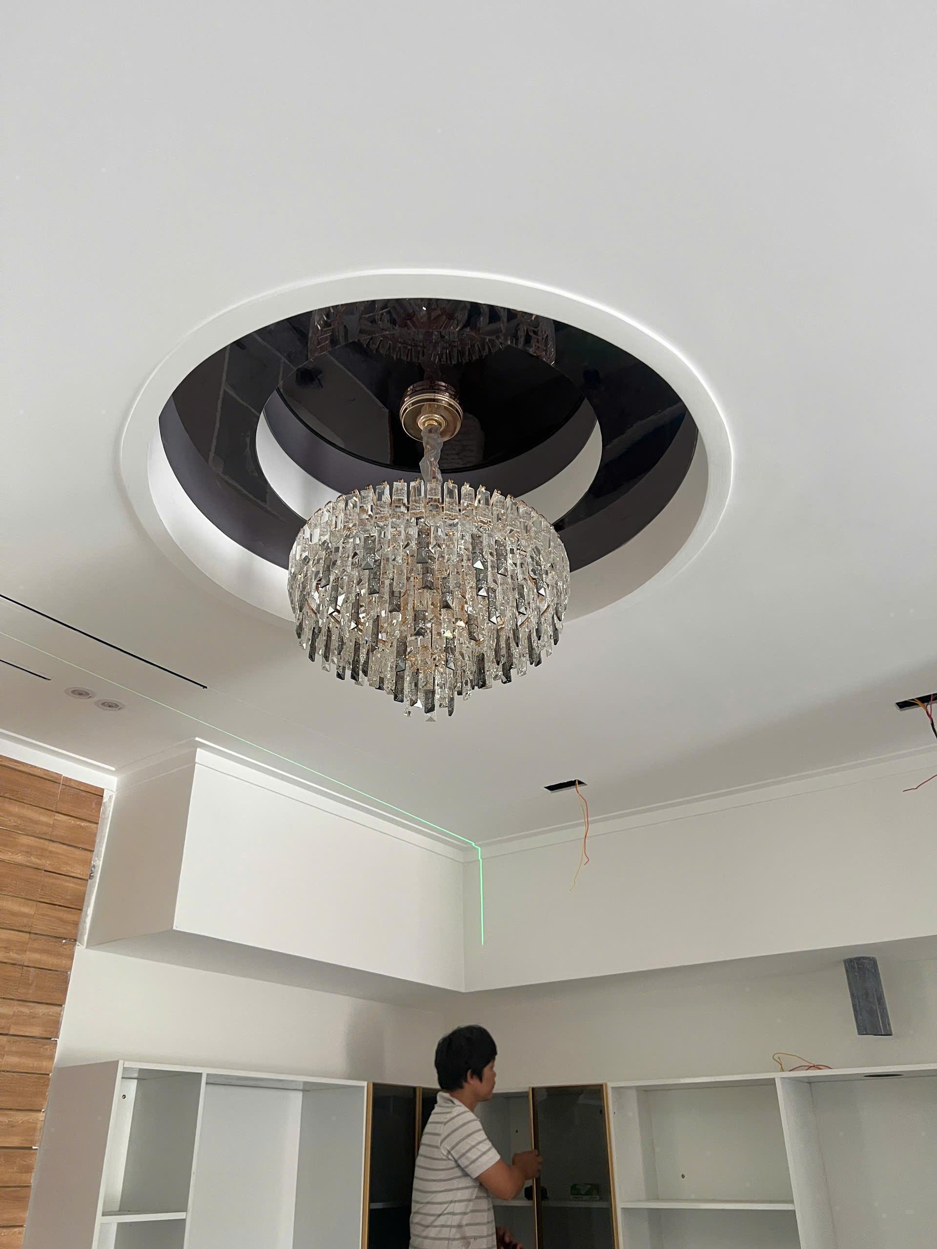 Đ&egrave;n ph&ograve;ng kh&aacute;ch khi tắt điện TPL560T600