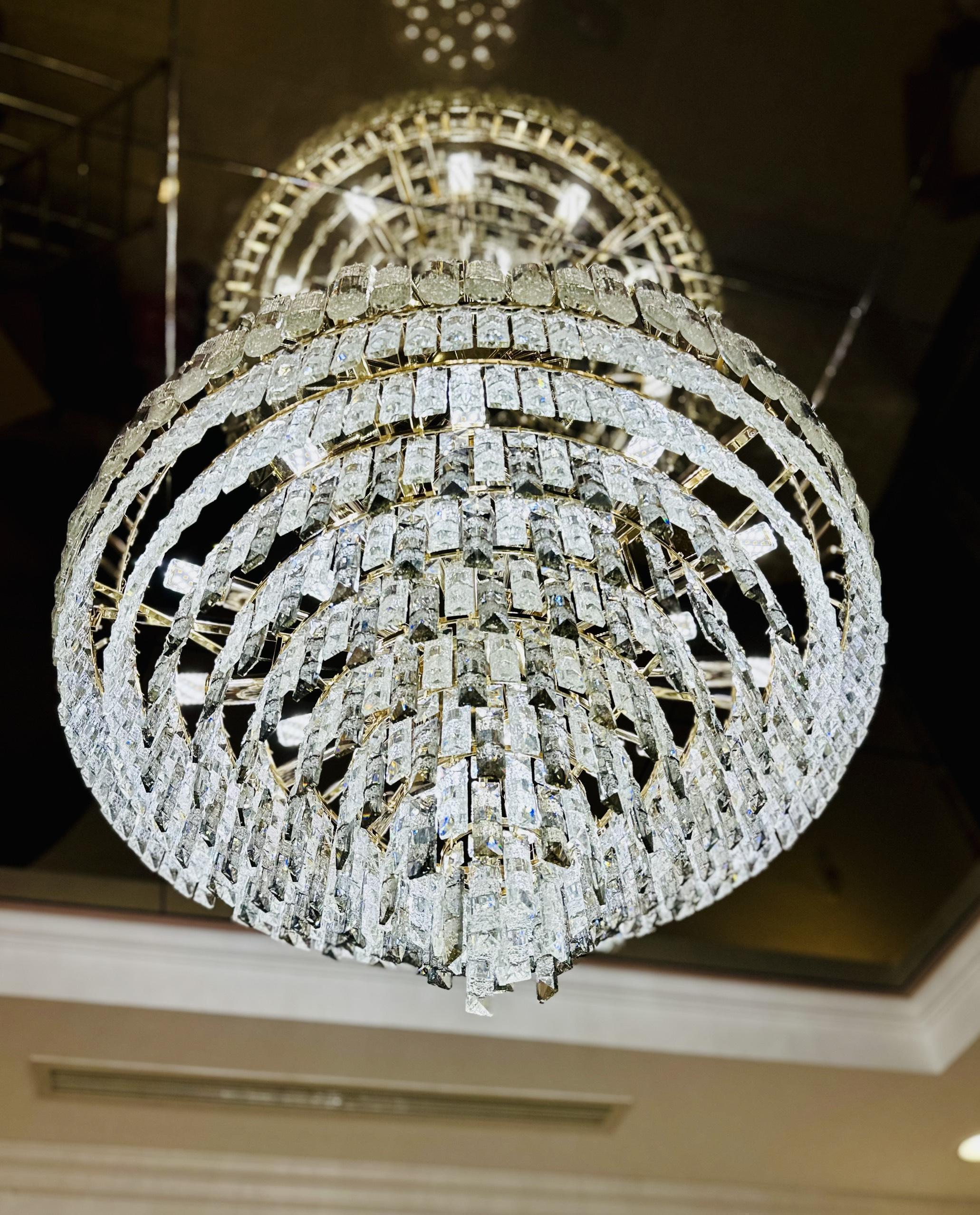 Đèn chùm phòng khách nhìn từ dưới lên