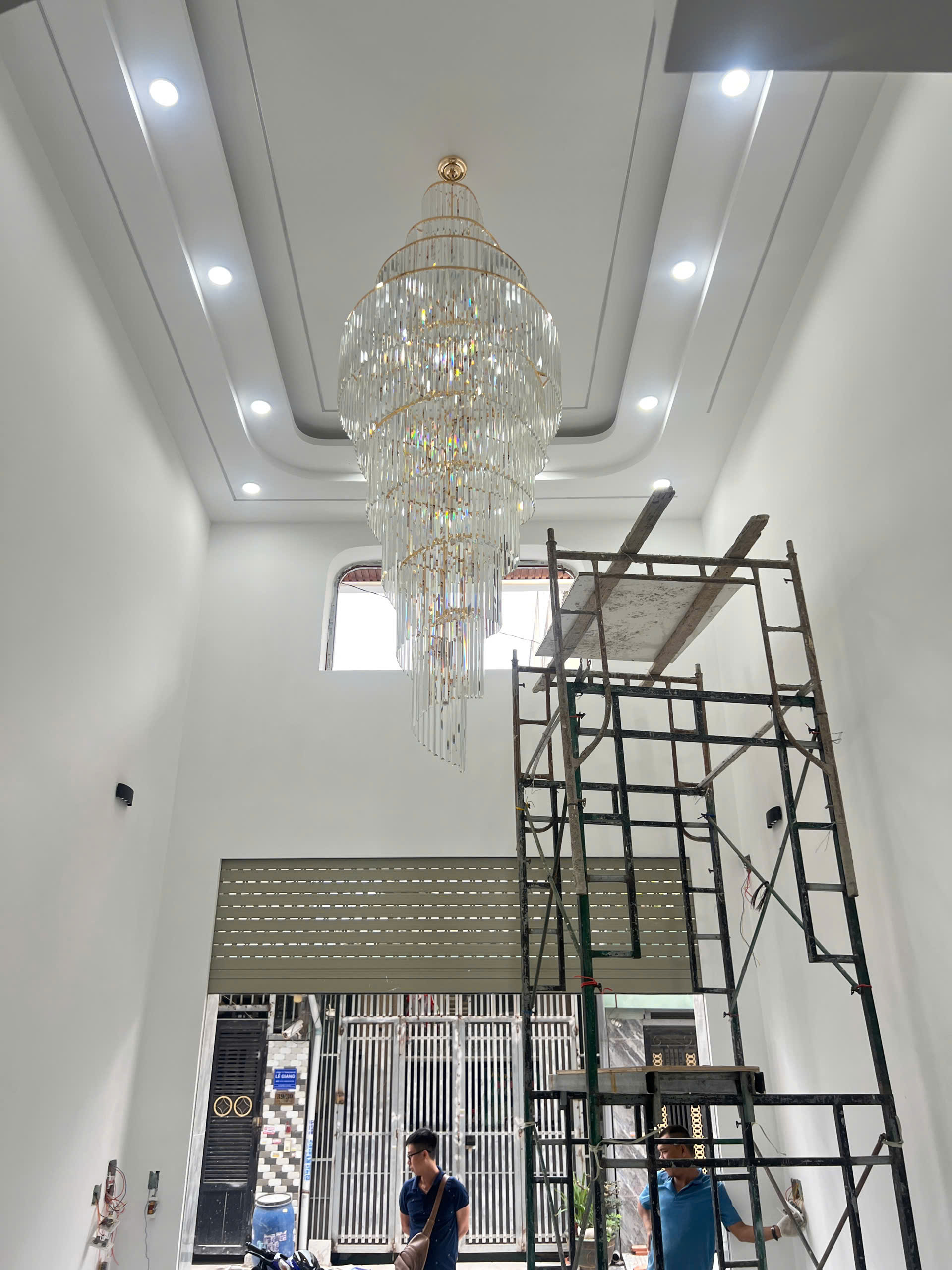 Giàn giáo lắp đặt đèn pha lê