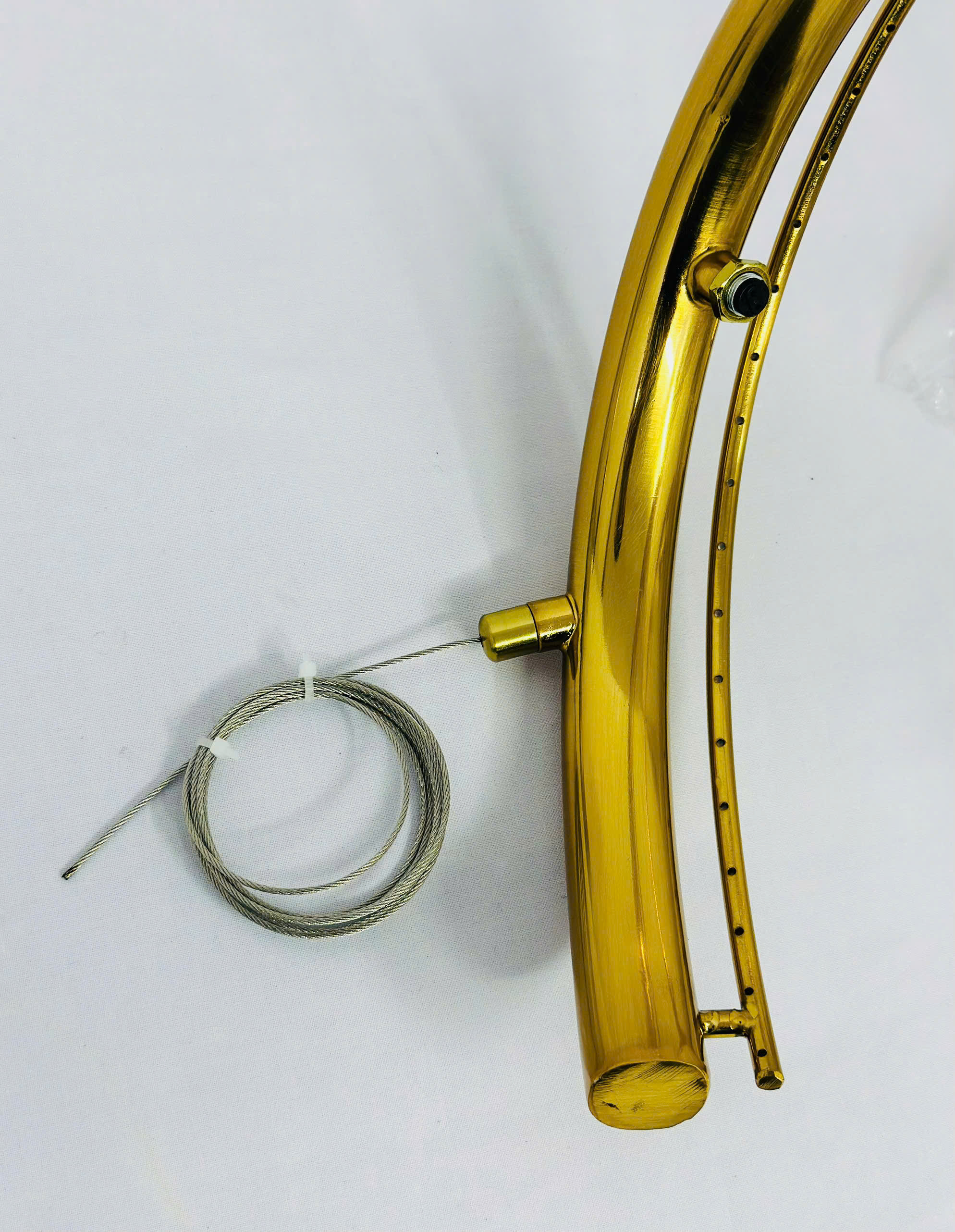 Dây điện trong khung đèn pha lê