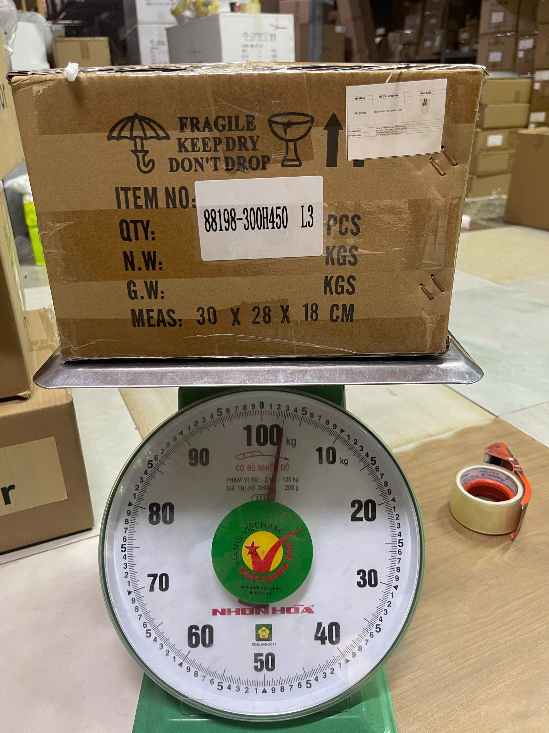 Kích thước thùng và cần nặng đèn VPL88198